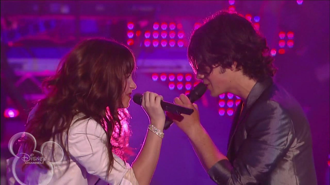 [图]【现场】Demi Lovato & Jonas Brothers - This Is Me (Disney Channel Games 2008)