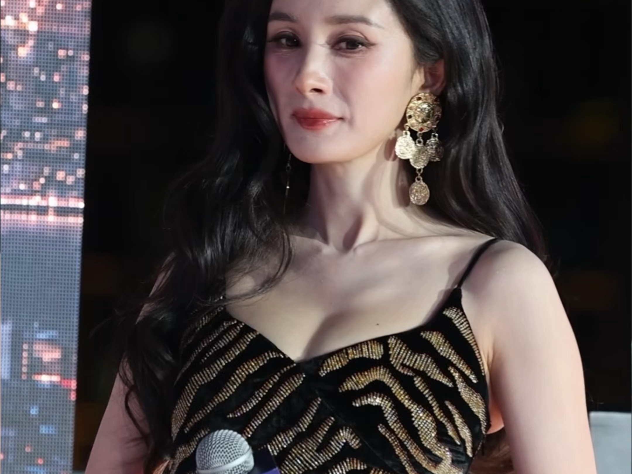 杨幂今天的造型真正诠释了什么叫做女王风范，真的是美的闪闪发光！#杨幂