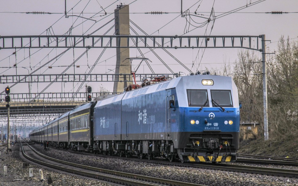 呼局包段hxd1 1910回送浦厂修的客车底通过石景山南站