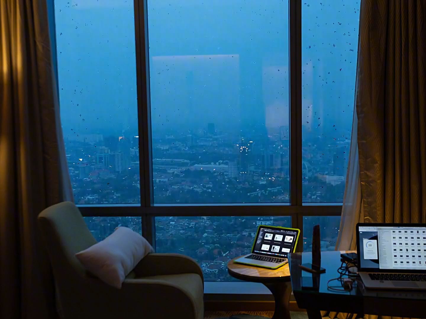 暴雨天,在酒店房间里欣赏窗外雨景.