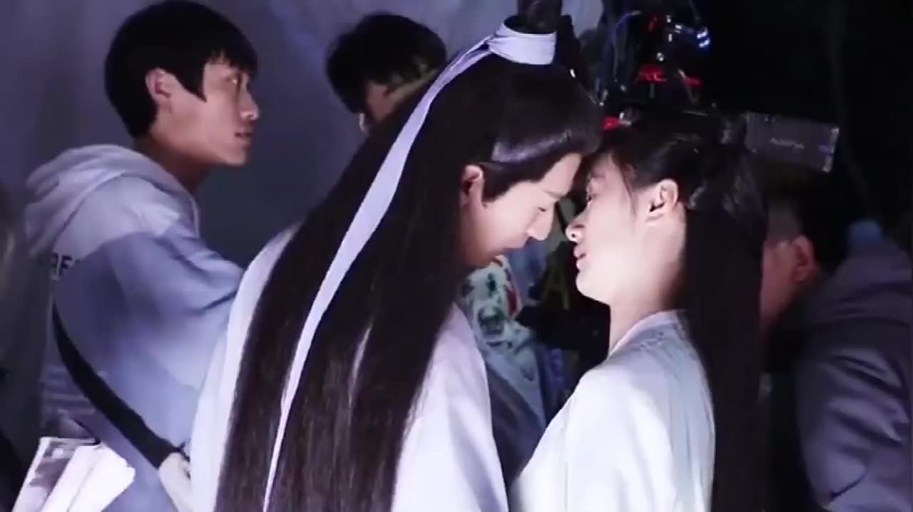 琉璃花絮成毅拍吻戏的位置被袁冰妍安排的明明白白