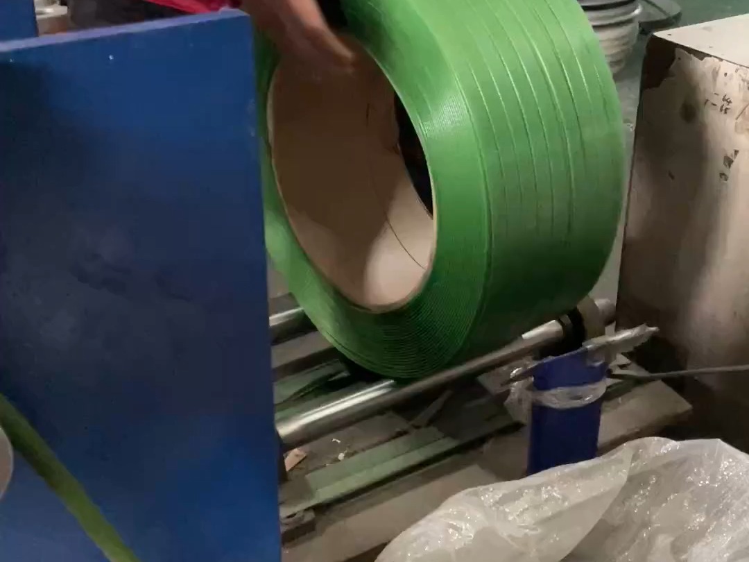 我们的塑钢带捆扎化纤压包牢固可靠