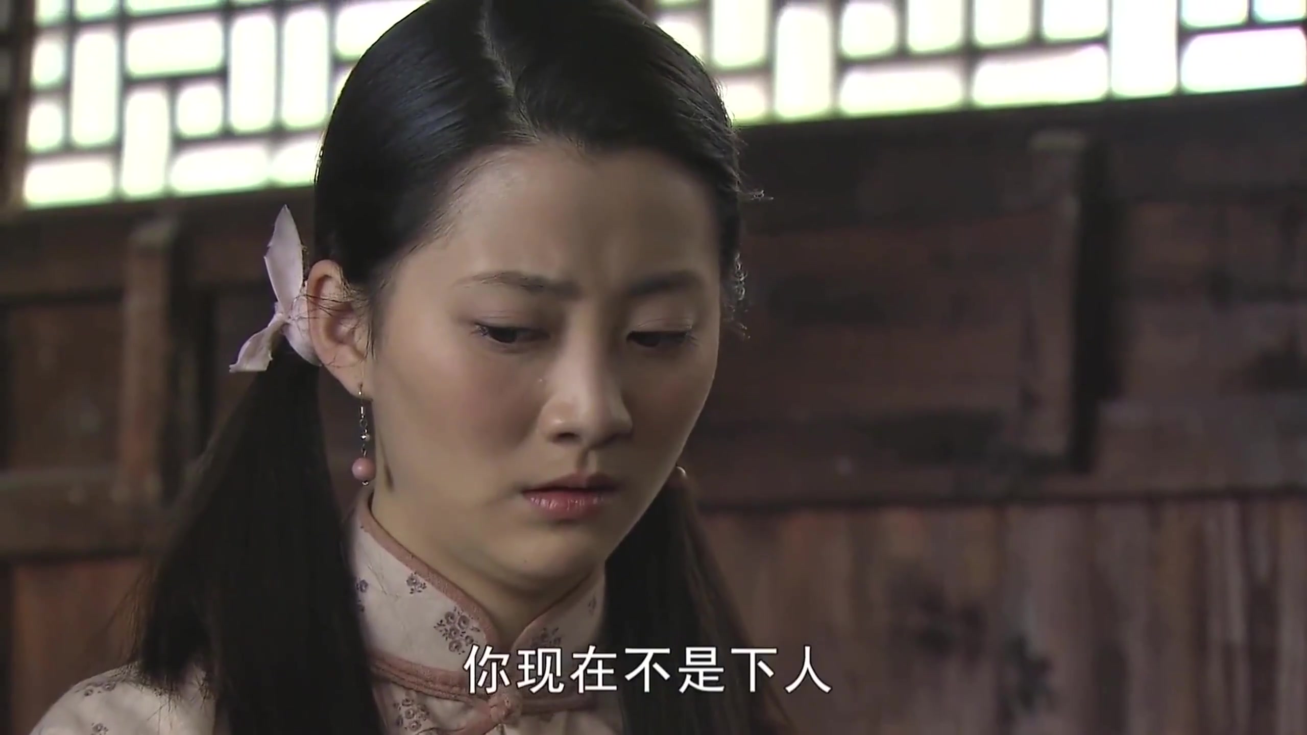 白狼:管家得不到小姐,竟把丫鬟当成替身,亲手为她洗脚