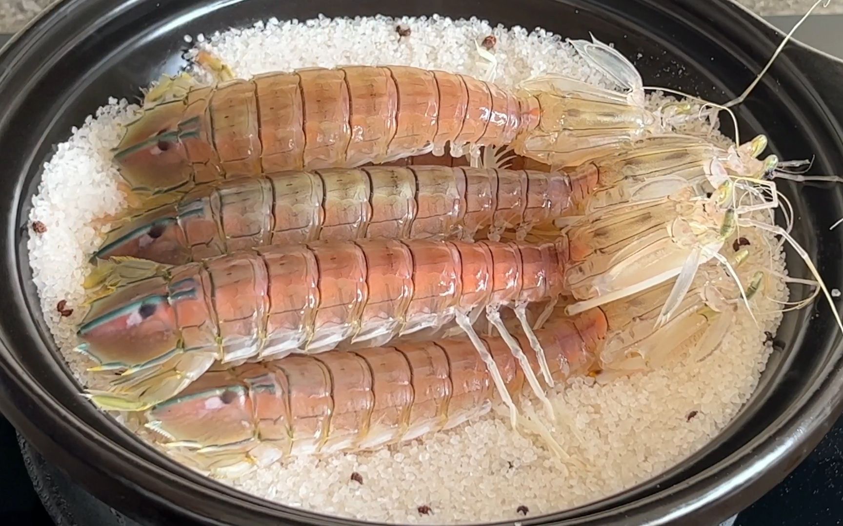 没想到皮皮虾盐焗出来这么好吃,开盖香气扑鼻,实在太好吃了