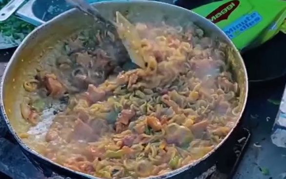 印度街头超级重口的泡面,泡面居然还放辣酱,你敢吃吗