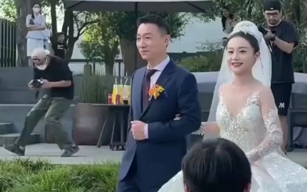 [图]婚礼现场爸爸送女儿出嫁，爸爸的气质与魅力让网友惊叹！