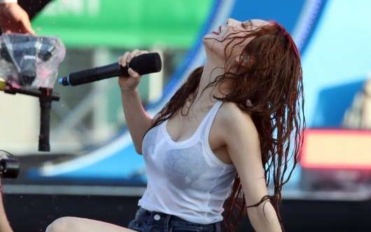 「小野马」泫雅在舞台上遭粉丝狂射,黑色胸罩若隐若现一蹲下所有人都