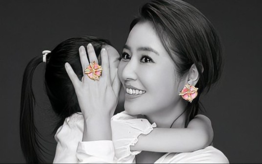 林心如带女儿做公益被骂惨!6岁小海豚肉嘟嘟,和生日照变化大!