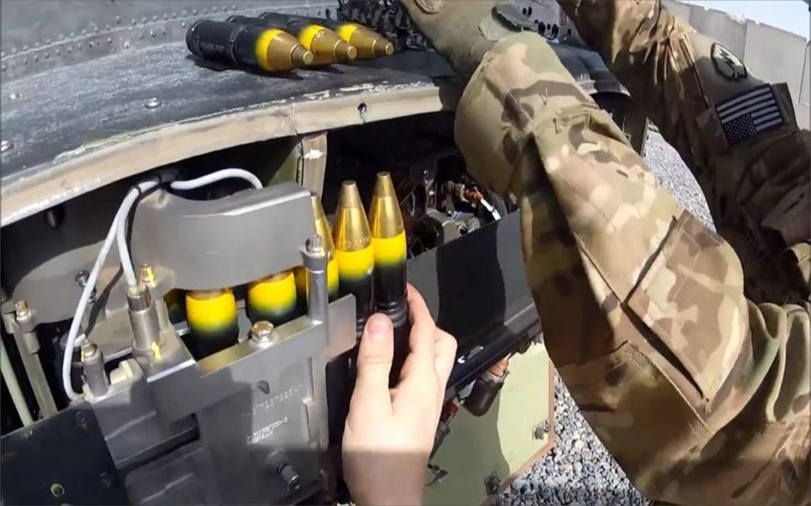 弹药补给人员将两颗炮弹装进了自己的口袋