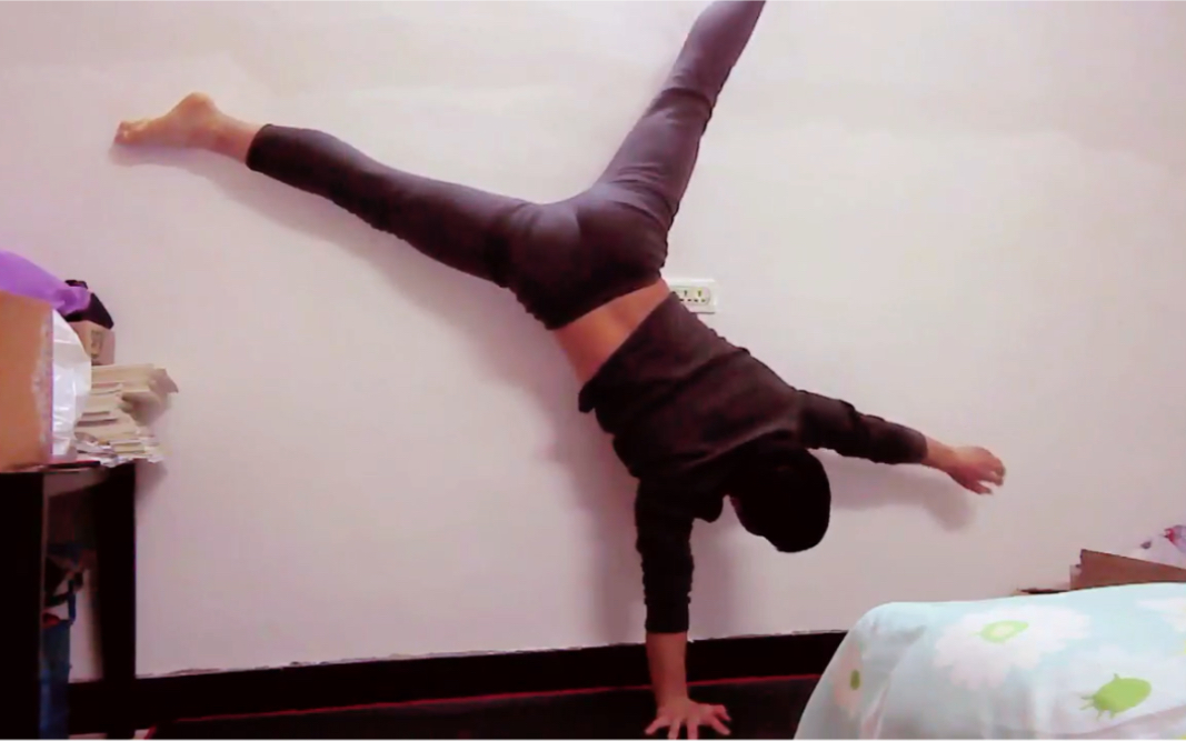 靠墙的单手倒立_哔哩哔哩 (゜-゜)つロ 干杯~-bilibili