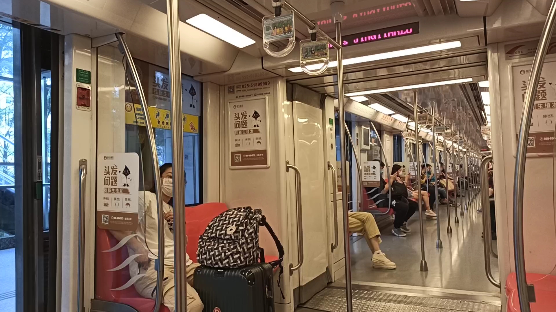 南京地铁2号线列车油坊桥待发