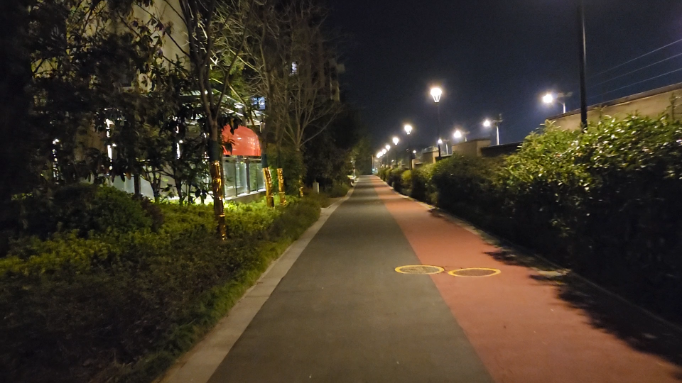 三星s22u录制郊区的郊区小区里晚上遛弯