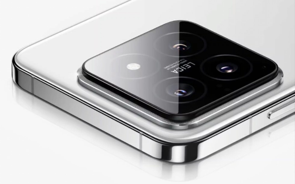 小米 14 顶部无挖孔,红外位于背部相机区域,扬声器开孔改为微缝式隐藏