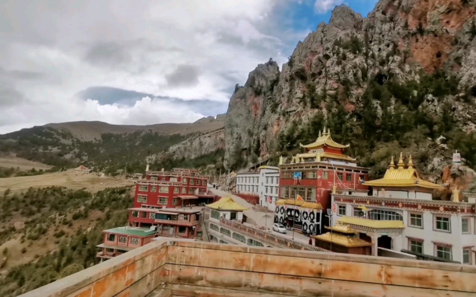 囊谦县悬崖之上的尕尔寺