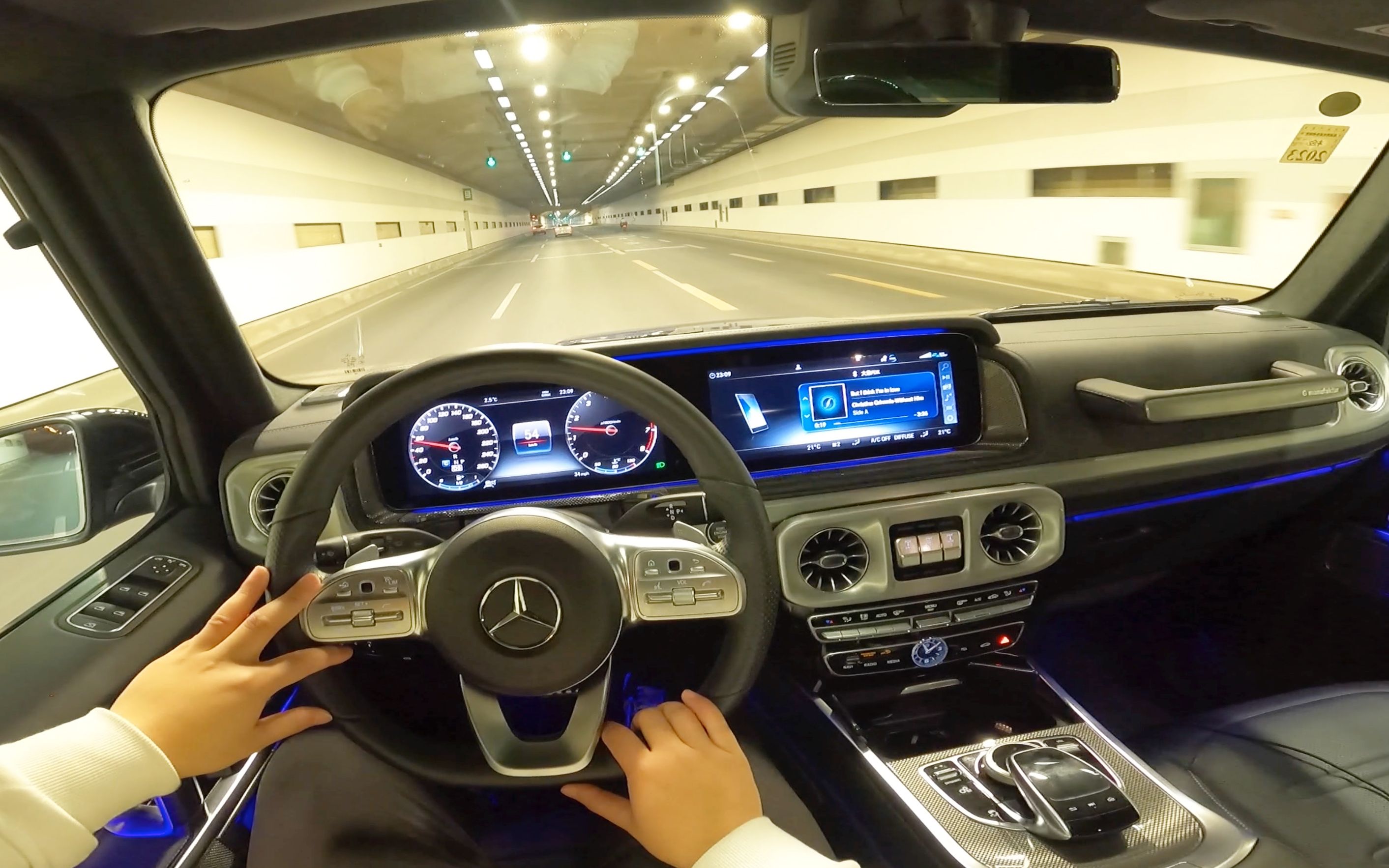 开着大g在晚上,听着柏林之声,其实也挺有感觉的.