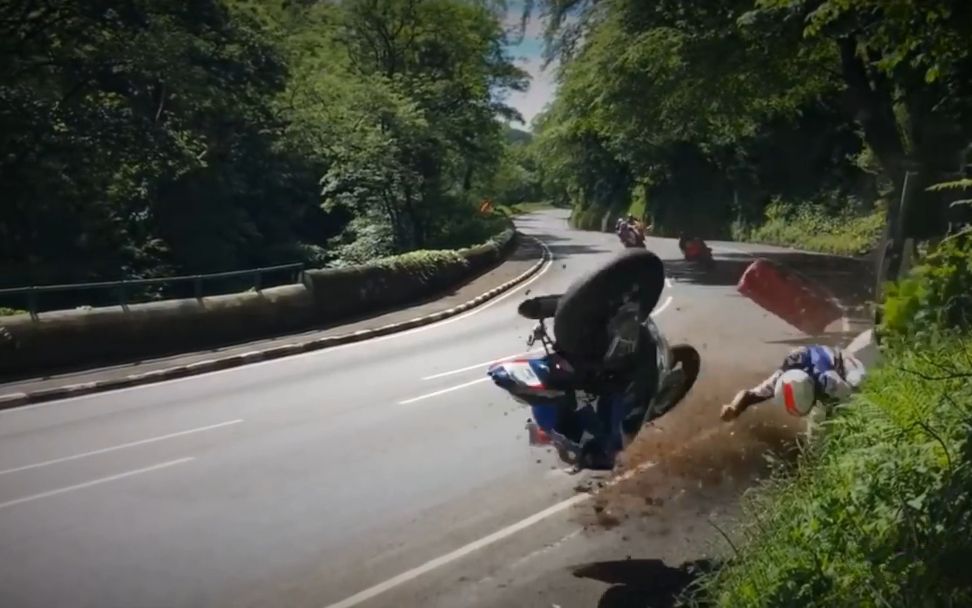 曼岛tt车手翻车镜头,无惧死神威胁的硬汉们