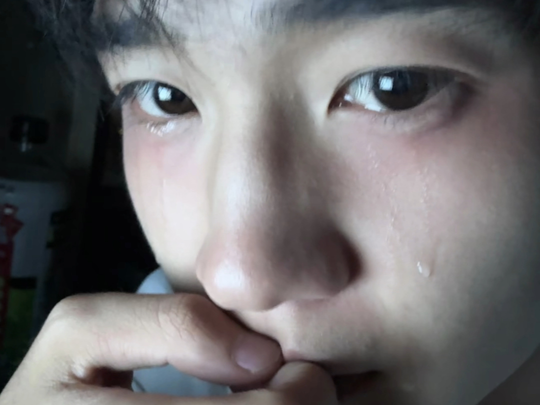 眼泪的流下是我在噪杂中须臾 男蓓 ,他使我的一切