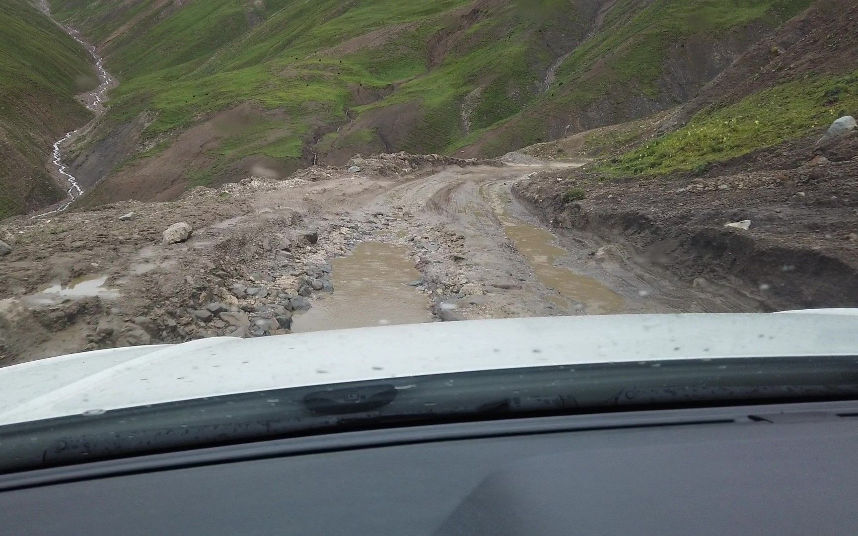 这就是川藏线317的路况!太难走了,你敢开车过来吗?