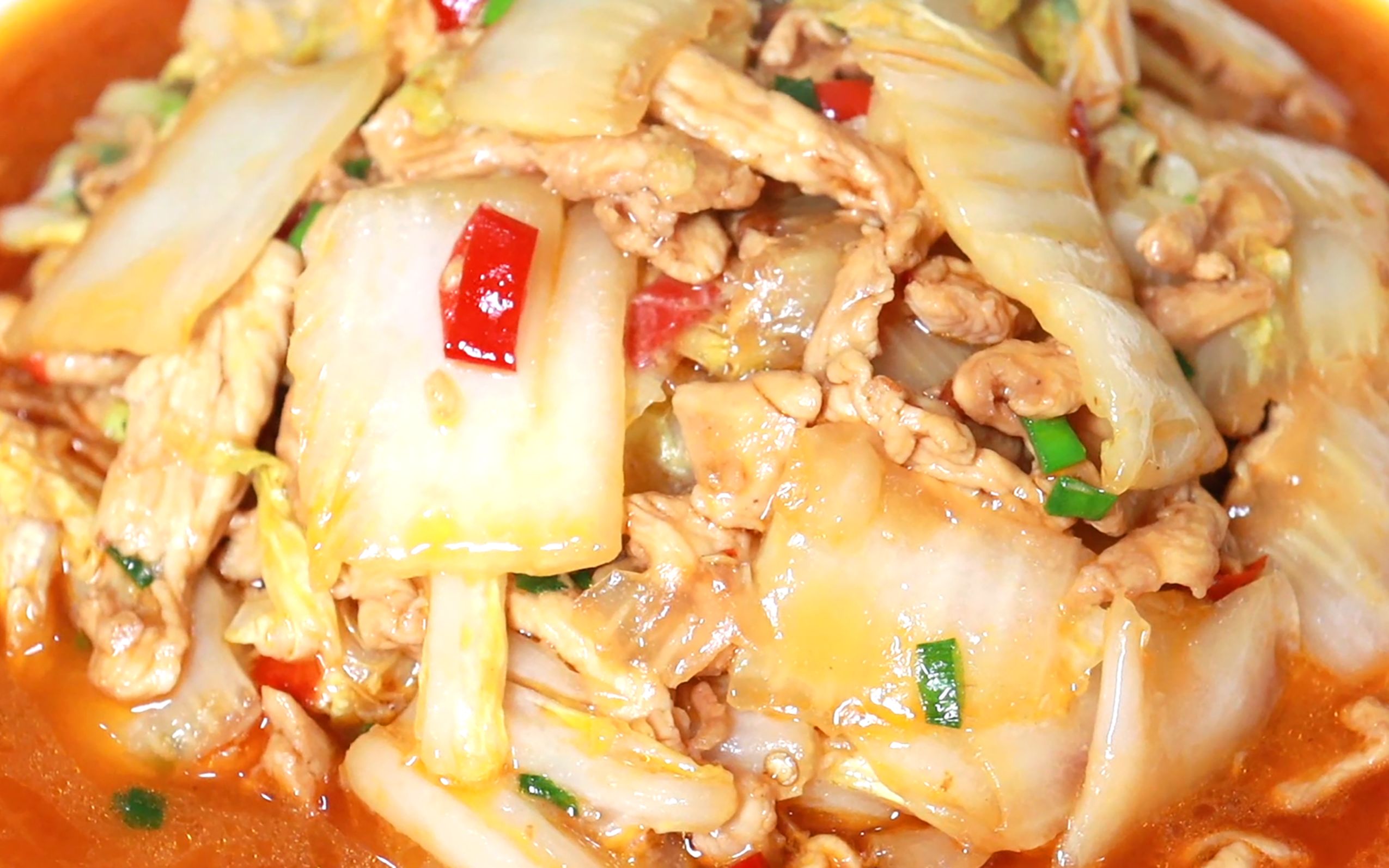 炒白菜最下饭的做法,配上鸡胸肉,口感鲜嫩入味,鸡肉一点也不柴