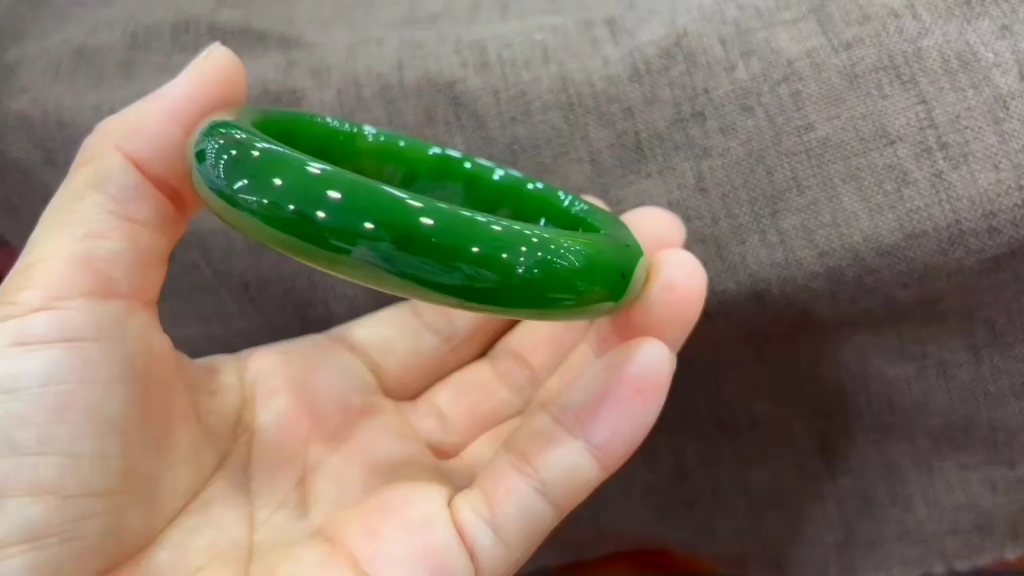 和田玉碧玉手镯59口径,镯型优美平安镯,正阳绿色,质地细腻温润,无杂无