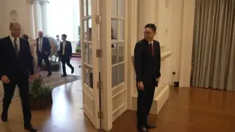 Download Video: 威尔士亲王威廉王子在新加坡与李显龙总理和尚达曼总统会面