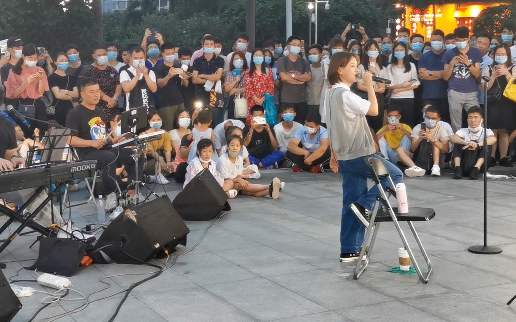 广州街头艺人抖音网红小阿七户外路演给现场观众发糖