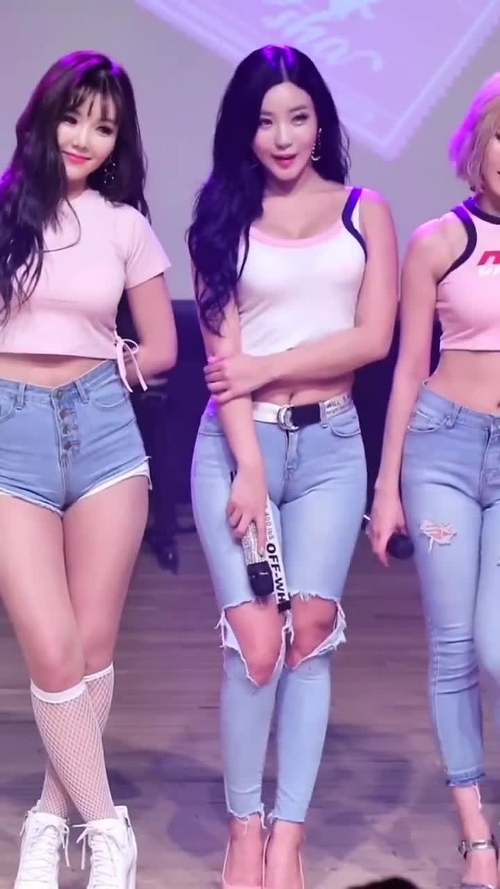 放假了,快来看美女呀,#韩国女团热舞 #大长腿儿 #舞动青春活力 #惊艳