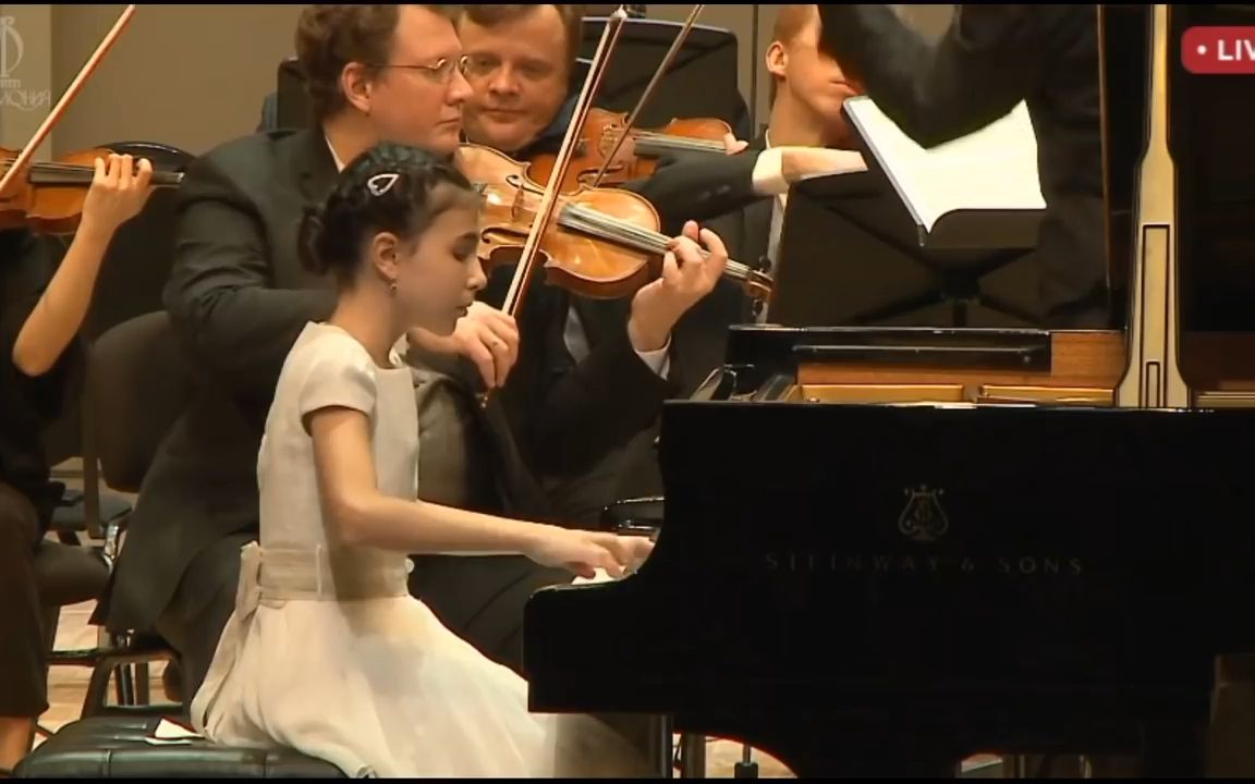 [图]Alexandra Dovgan 莫扎特钢琴协奏曲 No.23 K.488 @2018