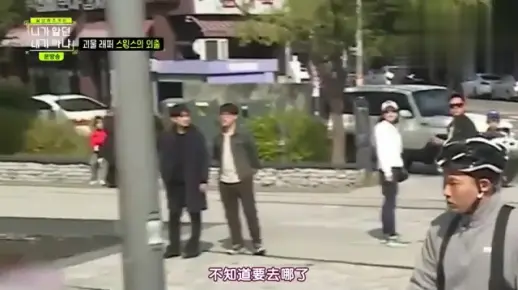韩国男星出行靠滑板而不是豪车，主持人吐槽：像个送外卖的！