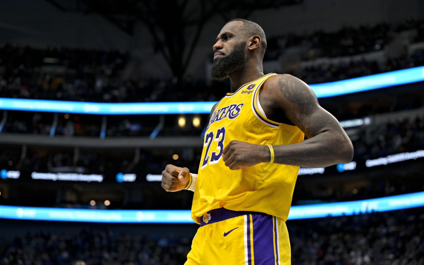 詹姆斯三分5中5罚球9中9爆砍40 7 7,浓眉42分钟26 11 7,湖人结束4连败