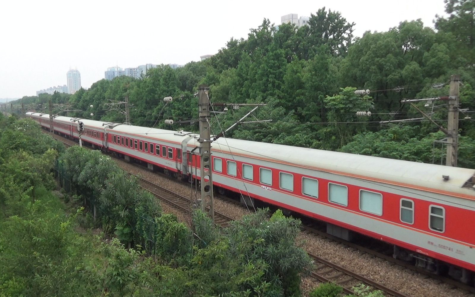 几乎全列原色中国铁路全列仅2节刷绿的k594次hxd3c0223通过华景北苑