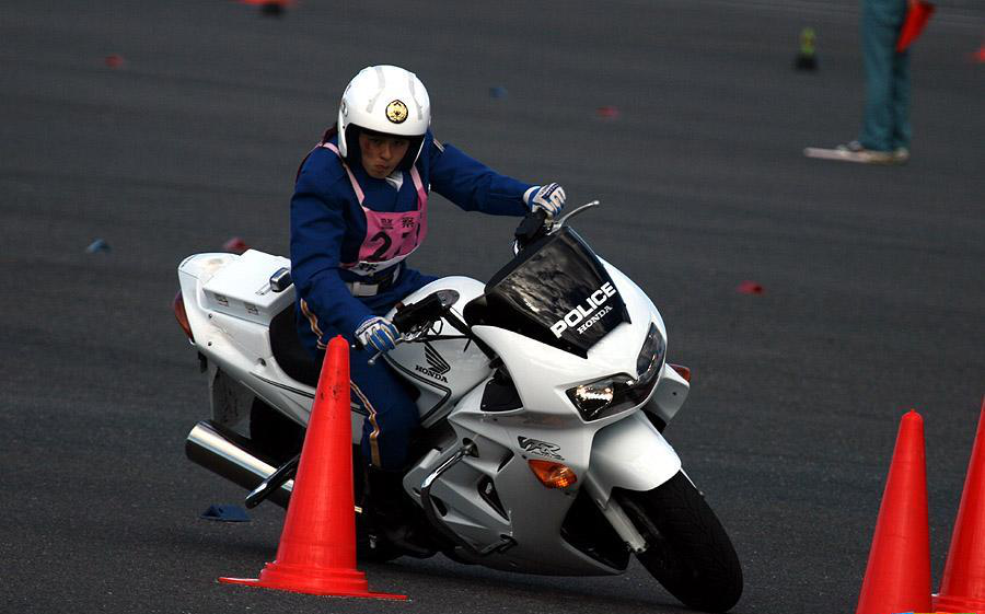 兵库县警女性白摩托队员比赛中的抢眼表现