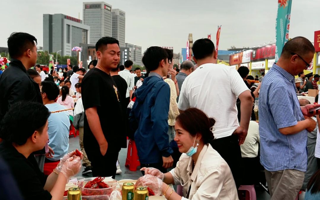 龙虾啤酒嗨玩节现场,生意火爆,供不应求哔哩哔哩bilibili