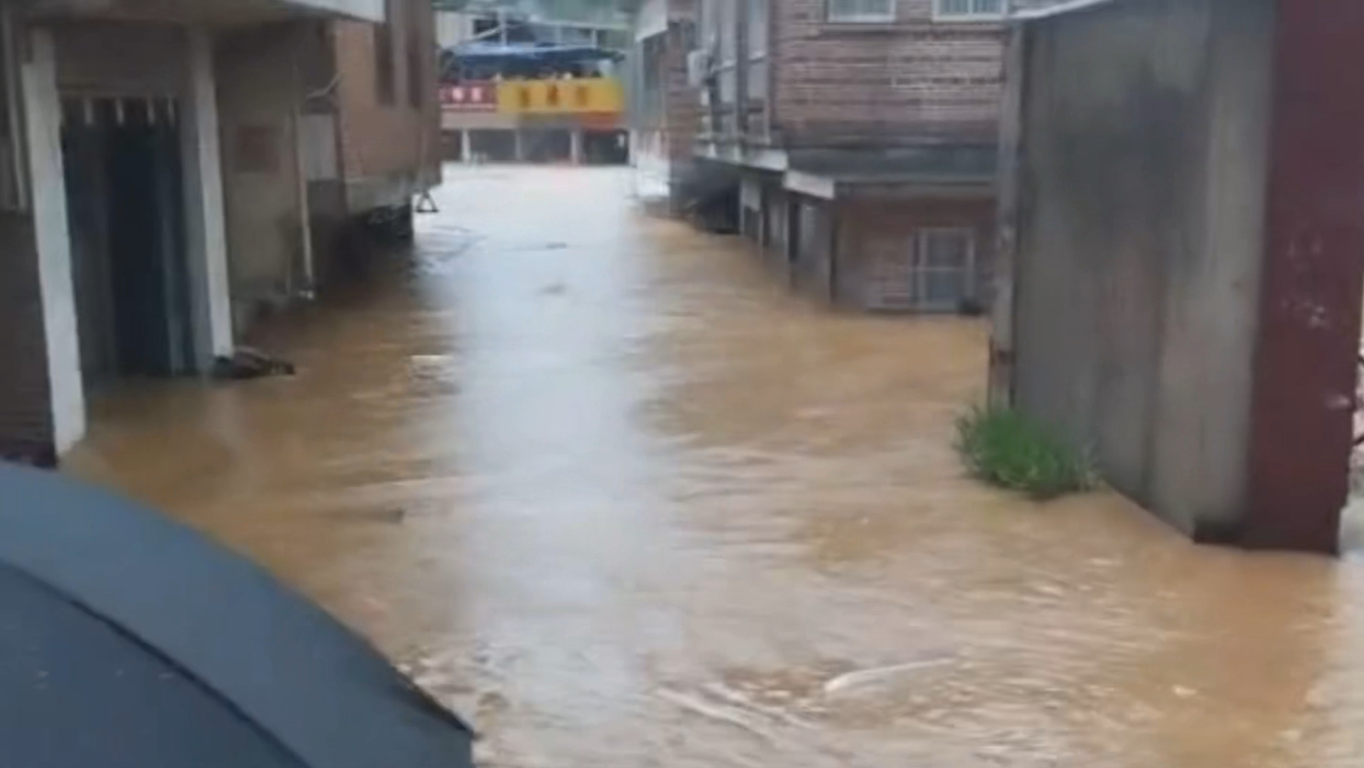 6.4梧州市苍梧县发洪水,临近河边的街道房屋,已经被浸过一楼!哔哩哔哩bilibili