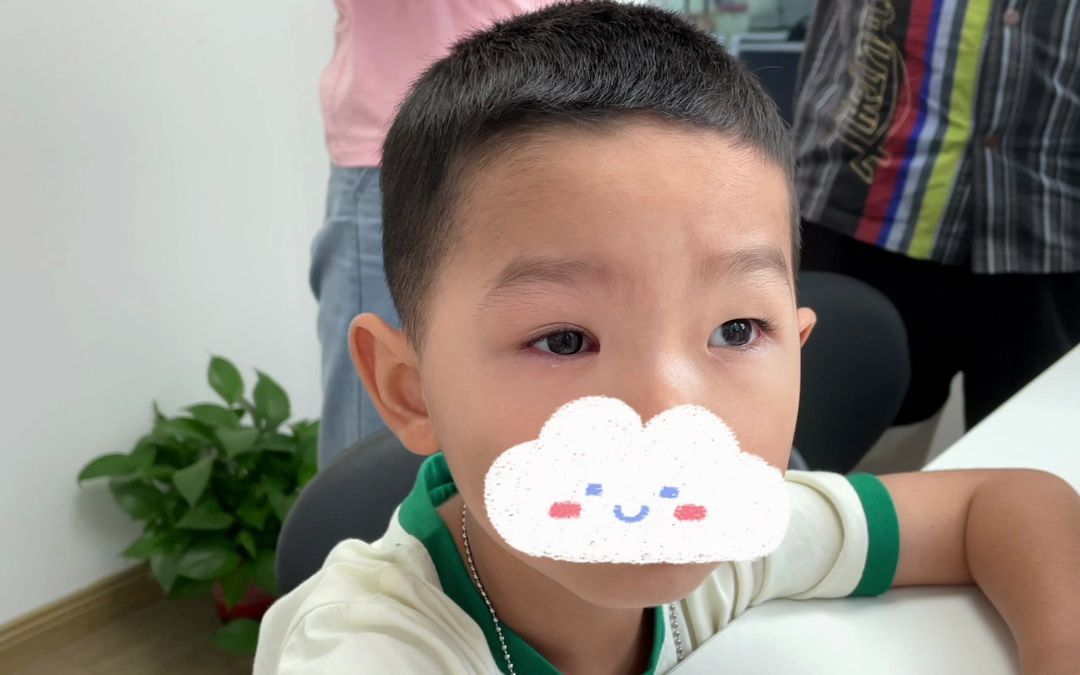 四岁小男孩,乖巧取戴大美瞳