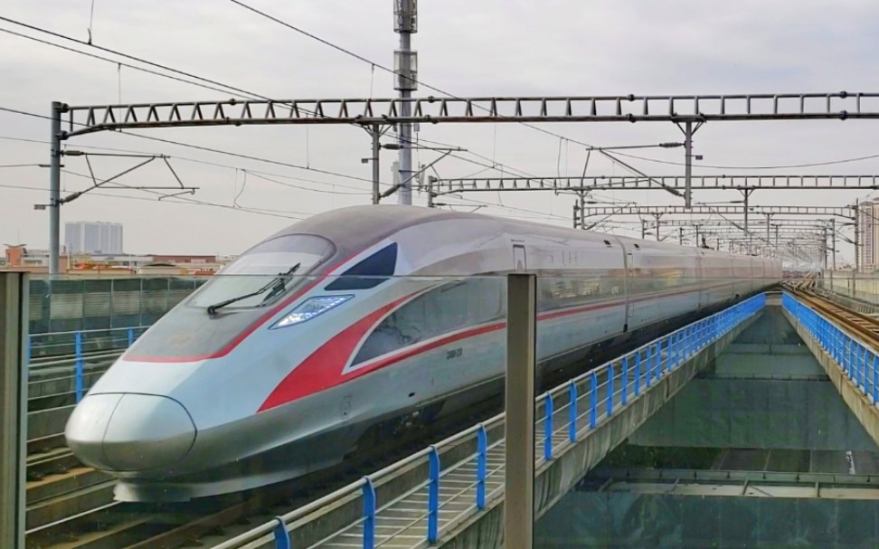 近距离靠近正线看复兴号高铁cr400af高速通过小榄站