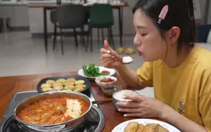 Download Video: hamzy美食吃播：韩国家庭餐，泡菜汤，烤鱼，調味黄瓜，鹹海鲜