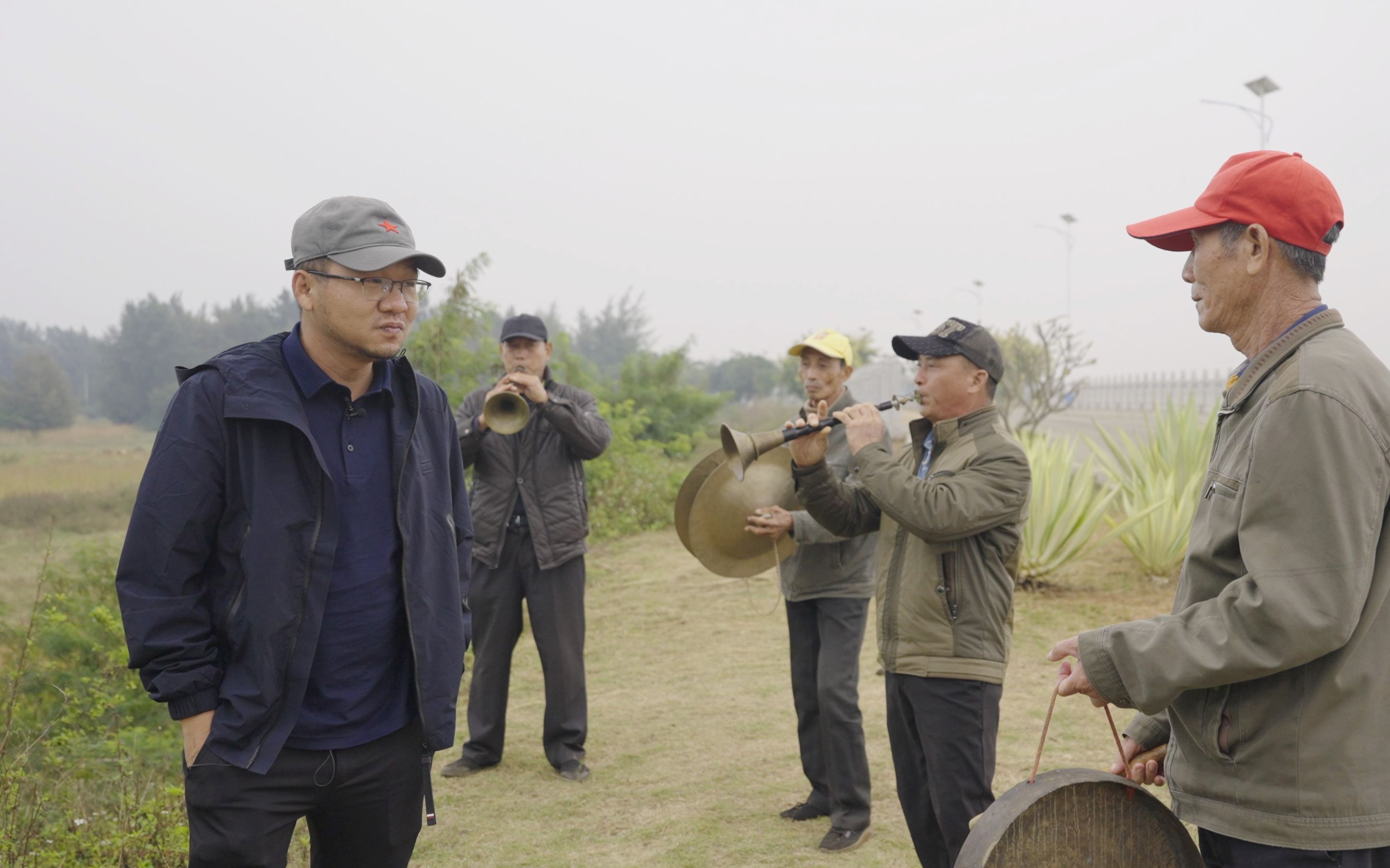 [图]漠叔作客广西北海，连狗都请客吃饭，村民列队欢迎