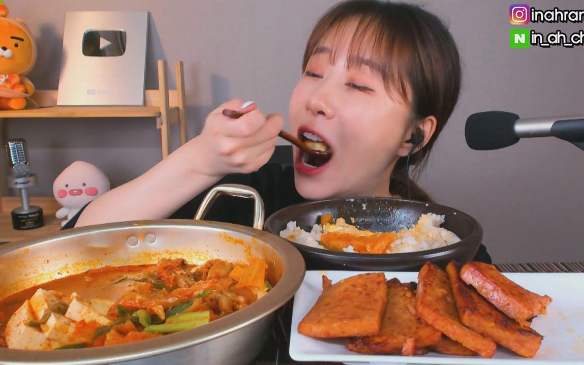 韩国吃播小姐姐【inah eats】放满猪肉的辣白菜汤!辣味芝士吃播!