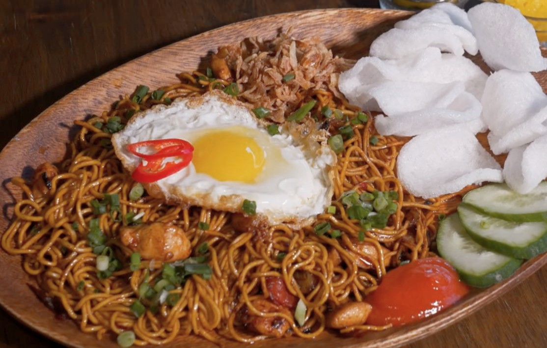 色泽金黄香气诱人!印尼街头美食传统炒面