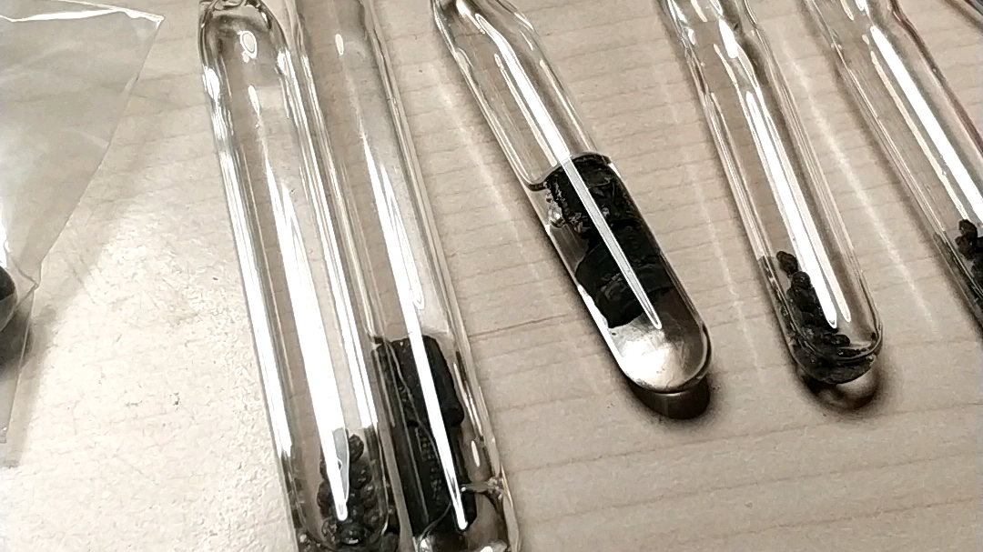 新产品,玻封锂和玻封钙,这批仅展示,已经全部送人