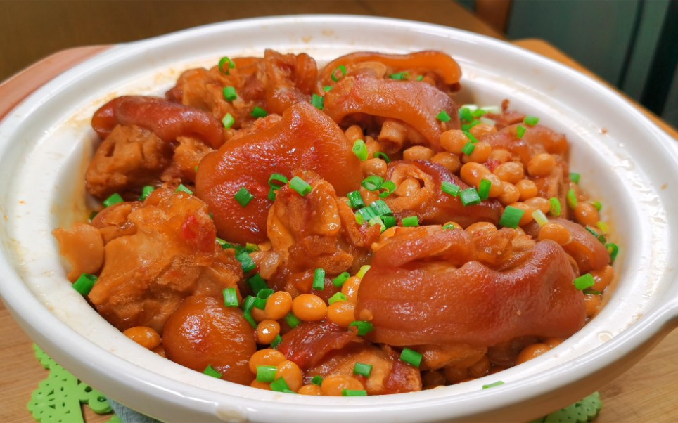 猪蹄怎么做才好吃?教你一道"黄豆焖猪蹄",肥而不腻,软糯鲜香