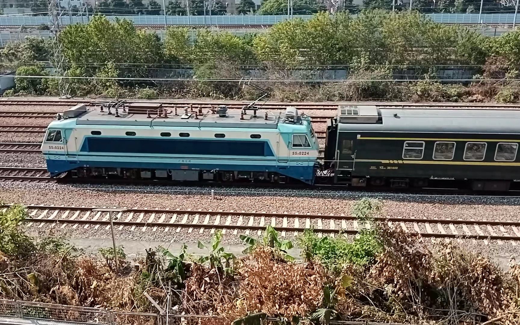 广铁长段ss8牵引k84次列车从广州北站通过