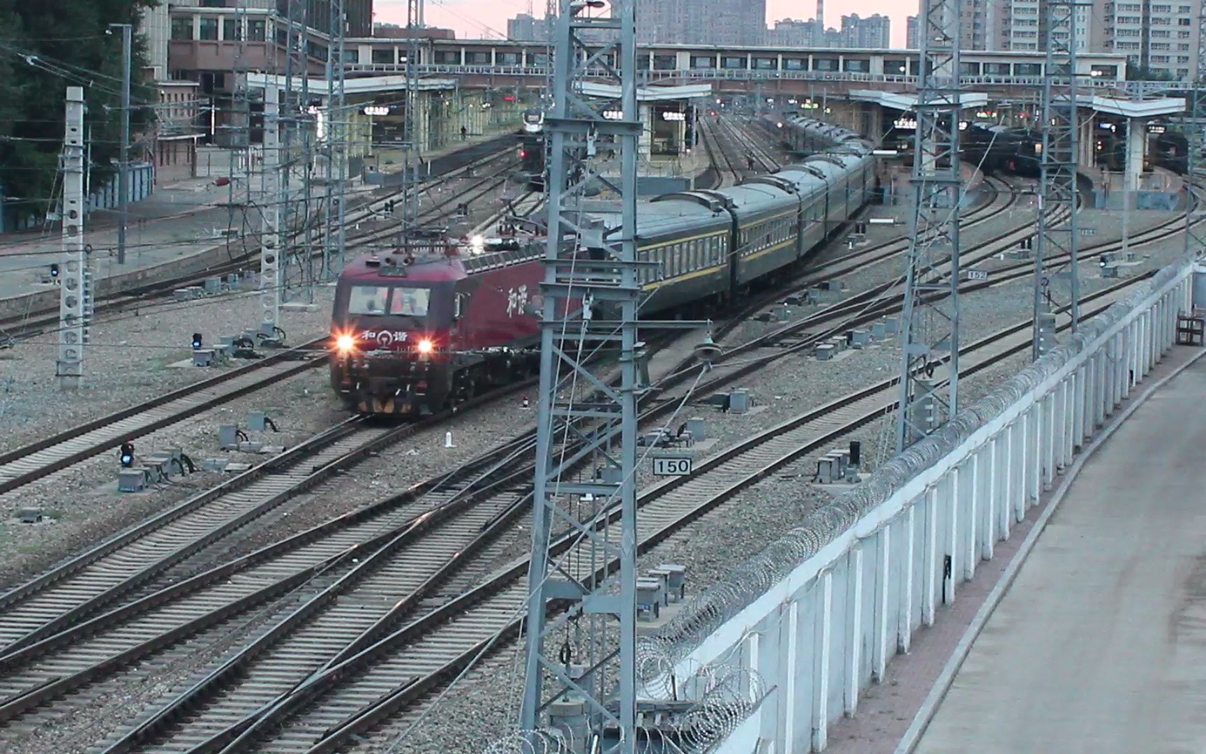 【齐铁】#8 调图前最后一班t40 (齐齐哈尔-北京)通过工务段天桥