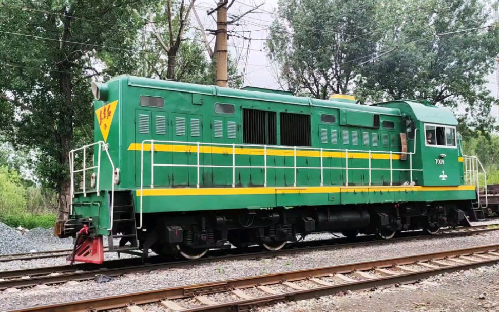 鞍钢东方红7型内燃机车驶过鞍山四方台