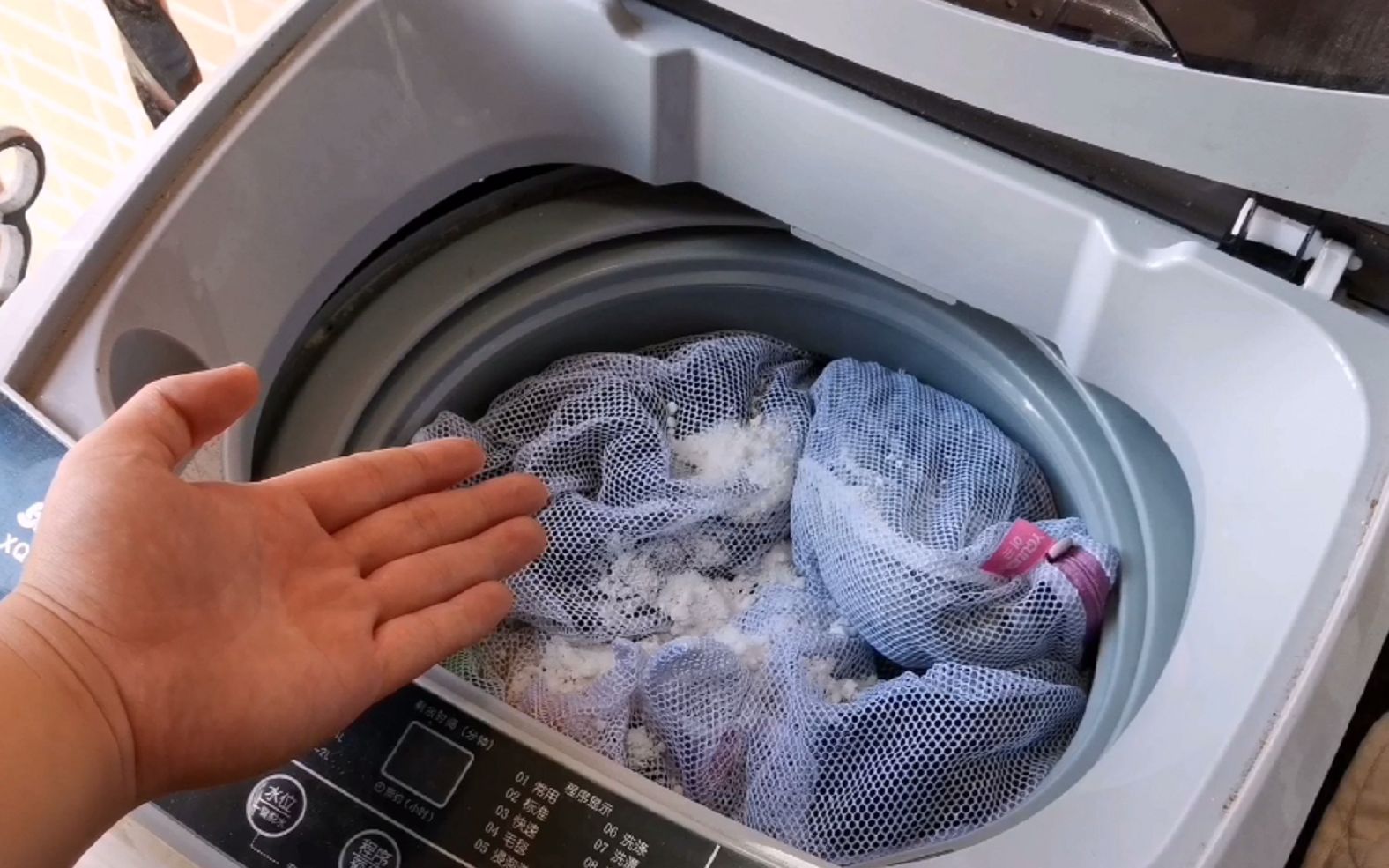 洗衣服时不要只放洗衣粉,多放一样它,洗出来的衣服干净如新!