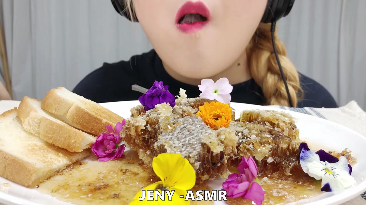 【jeny asmr】美女吃蜂巢吐司面包~ w