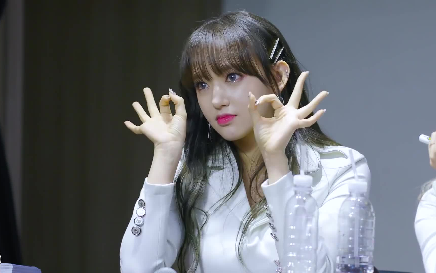 乖乖坐好深圳一姐宇宙少女程潇对你们卖萌呢