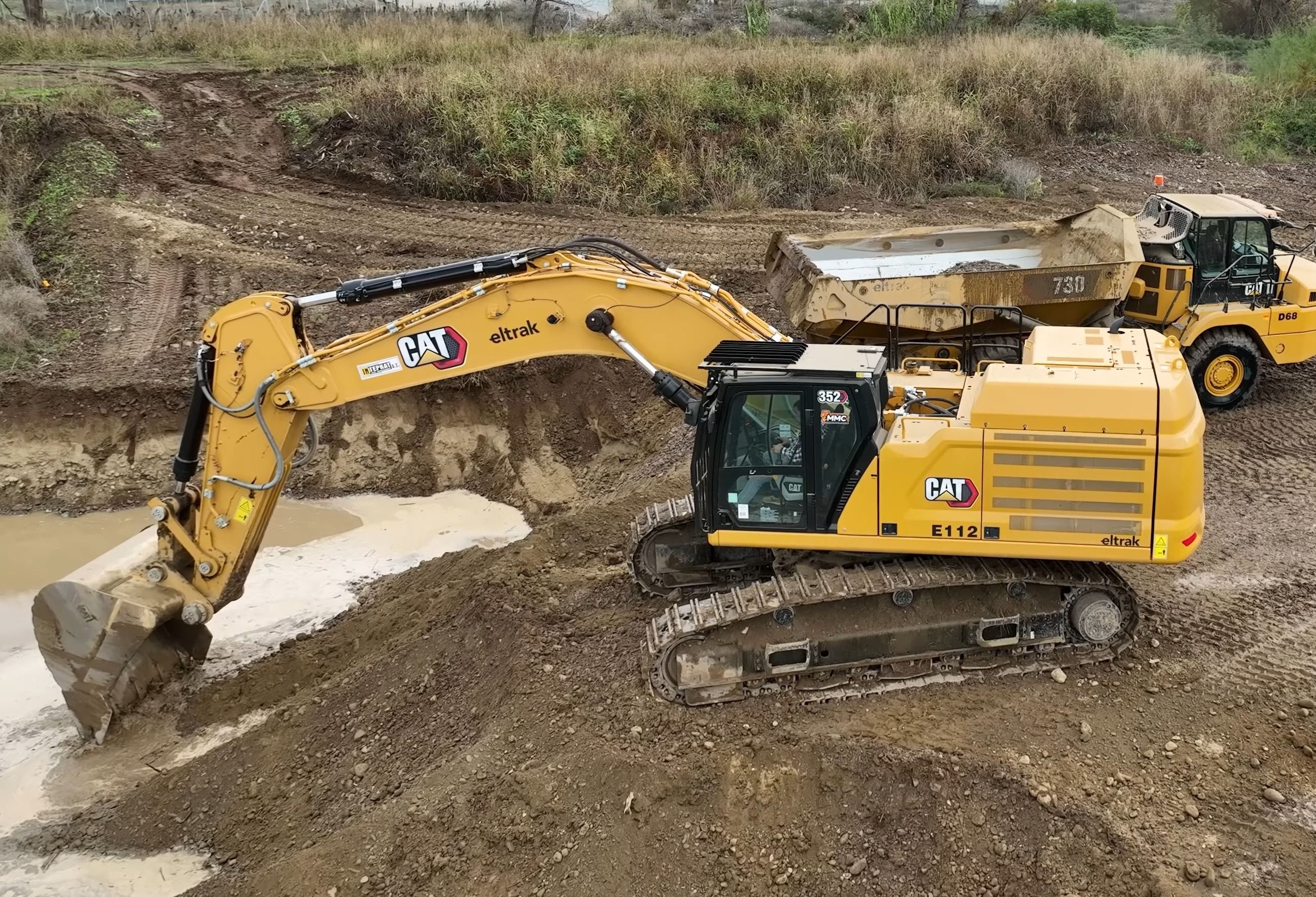 cat 352挖掘机河床施工装车4k