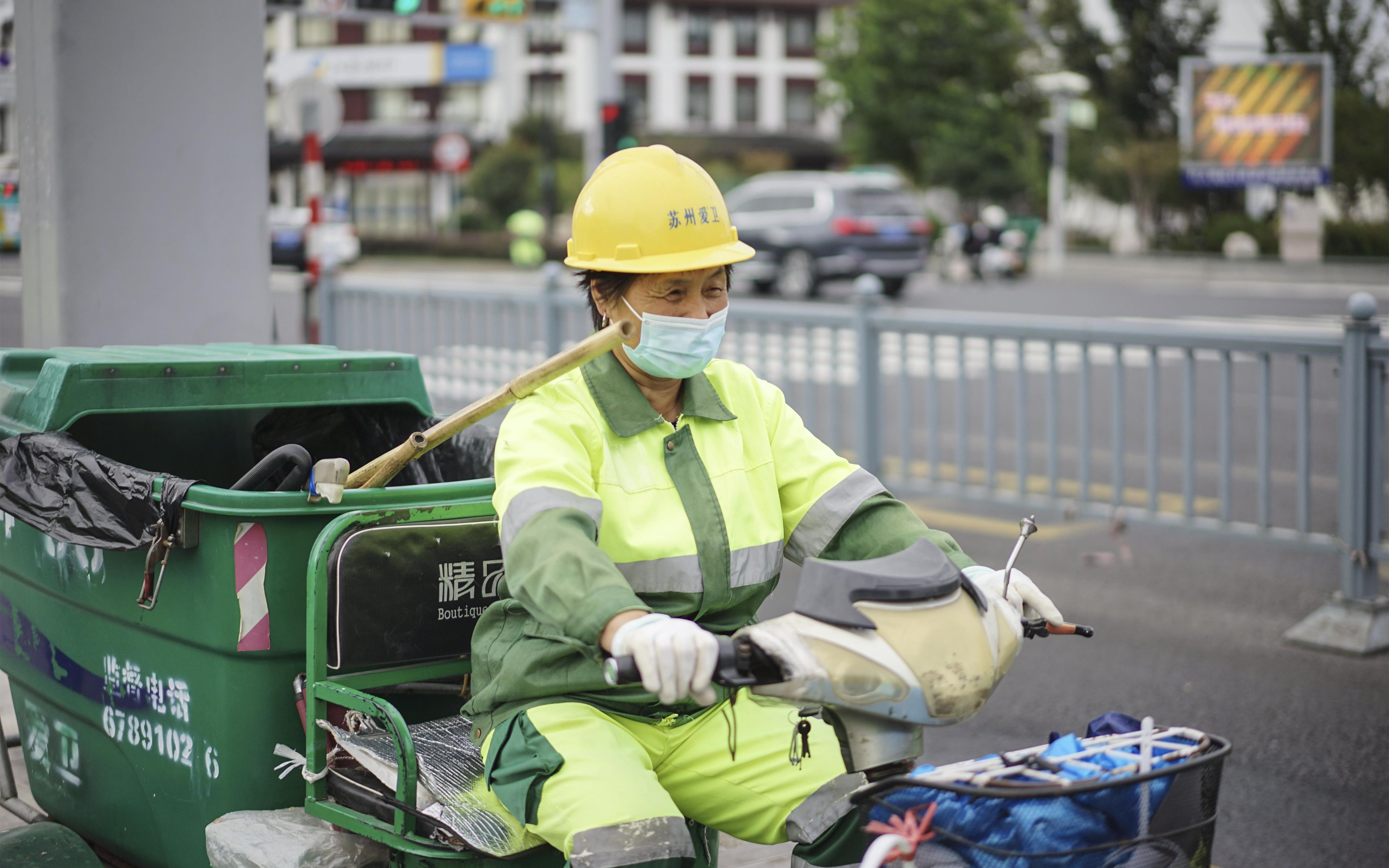 [图]【致敬清洁工作者】独行的城市英雄